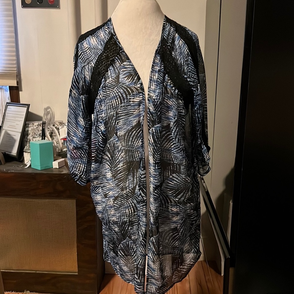 🆑FINAL PRICE‼️ Express small blue and white leaf print kimono